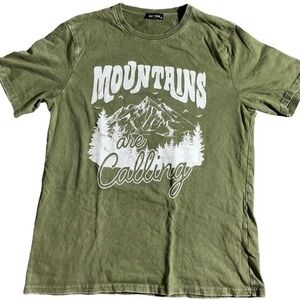 295-Green and khaki graphic tee with a mountain design #mountains
Medium